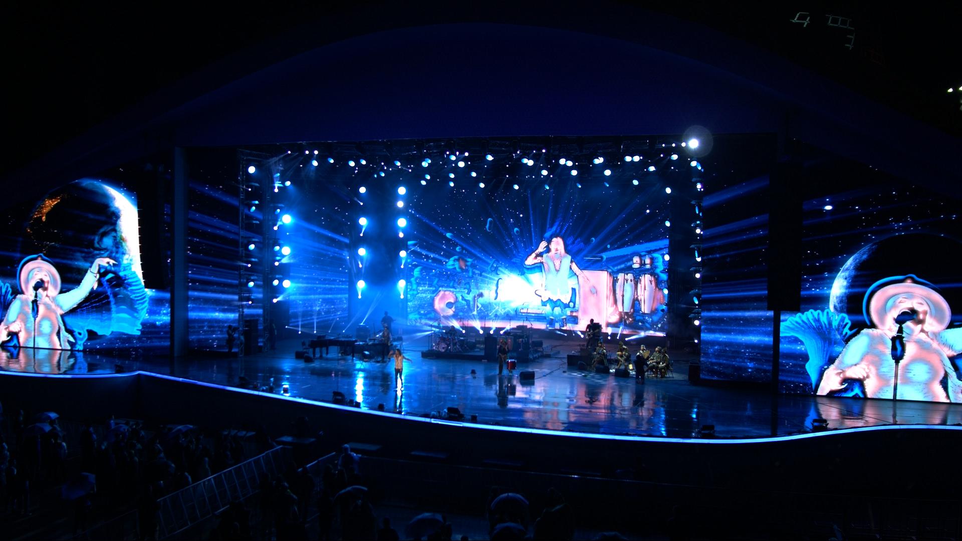 Magic-processed live video on sides and behind stage performance (Expo 2017, Astana). The stage and screens were huge - you can just see the performers.